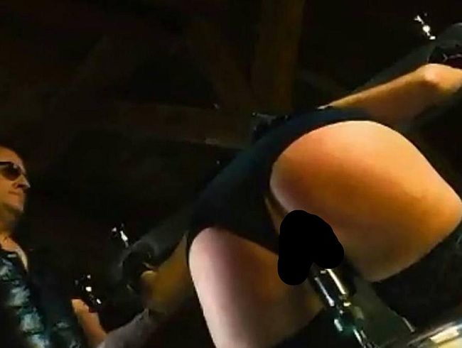 BonnyDevil's Porno Video: am Pranger bestraft und aufgebohrt