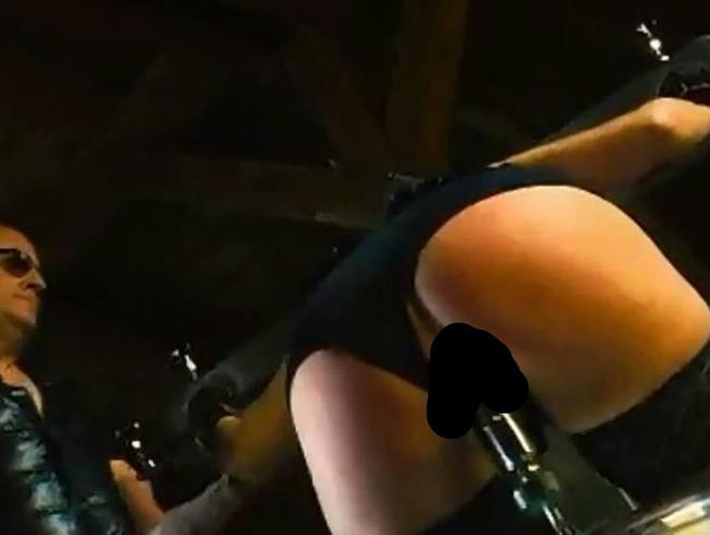 BonnyDevil Porno Video: am Pranger bestraft und aufgebohrt